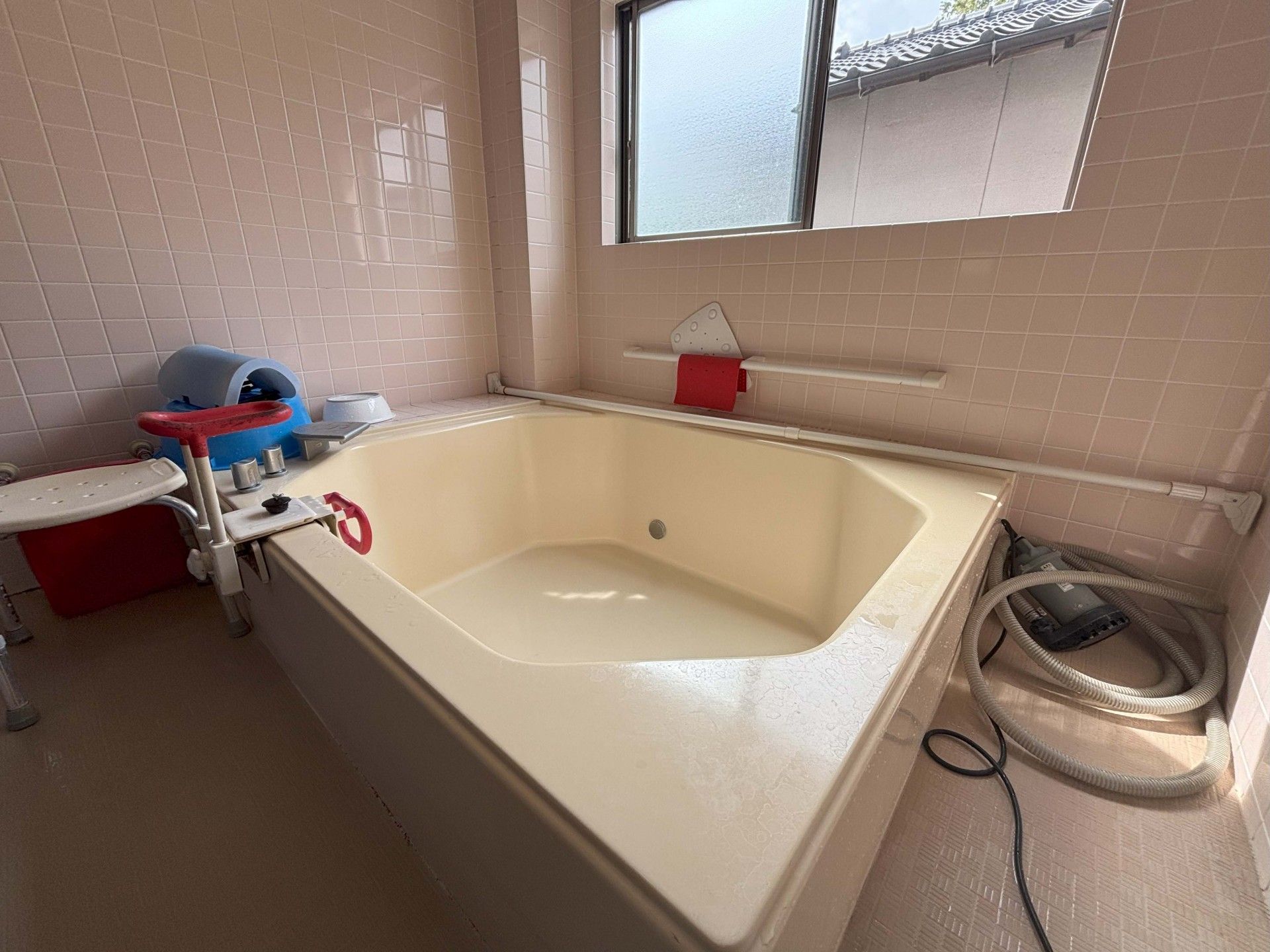 広い浴槽のある入浴室