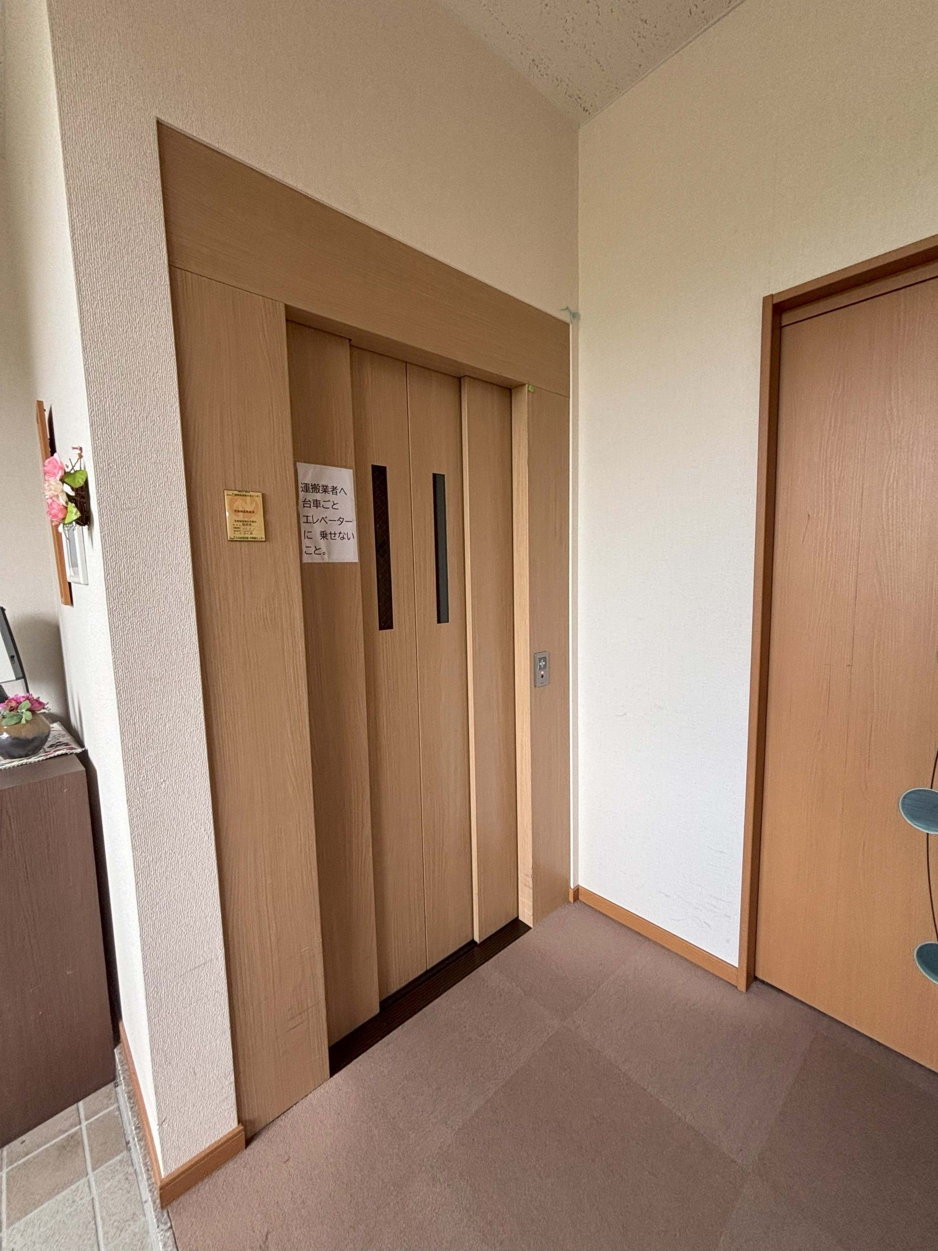 木製の扉のエレベーター