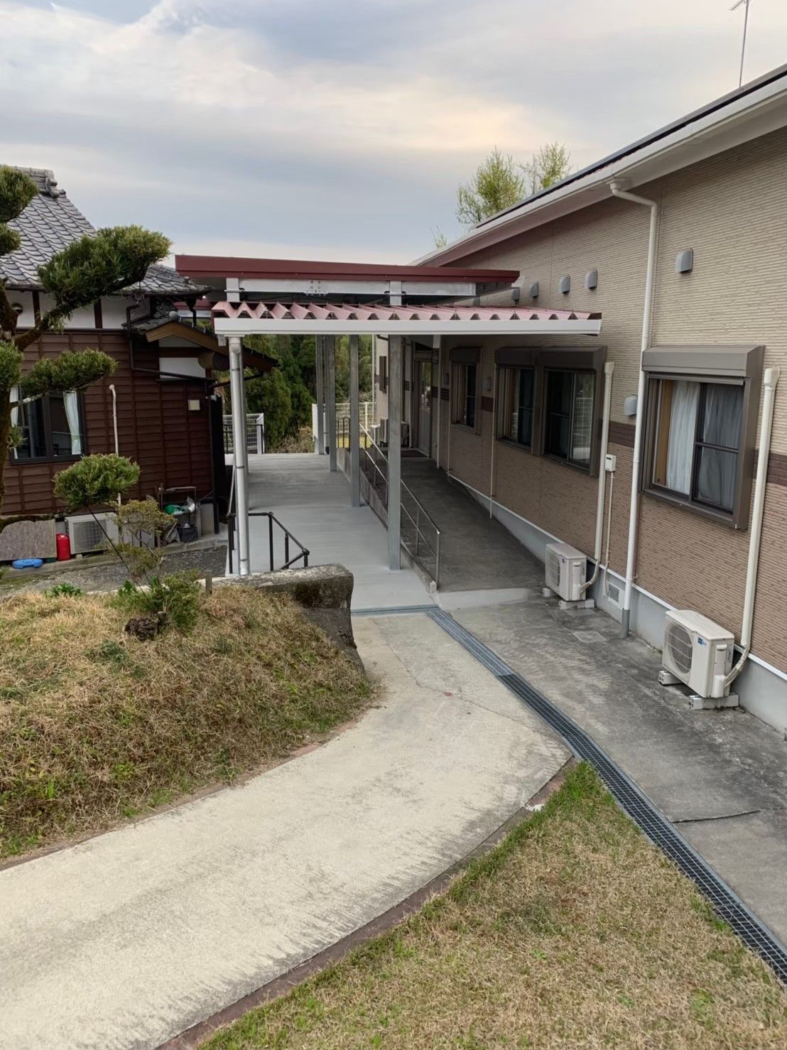施設入り口までの遊歩道を写した写真。バリアフリー構造の入り口付近