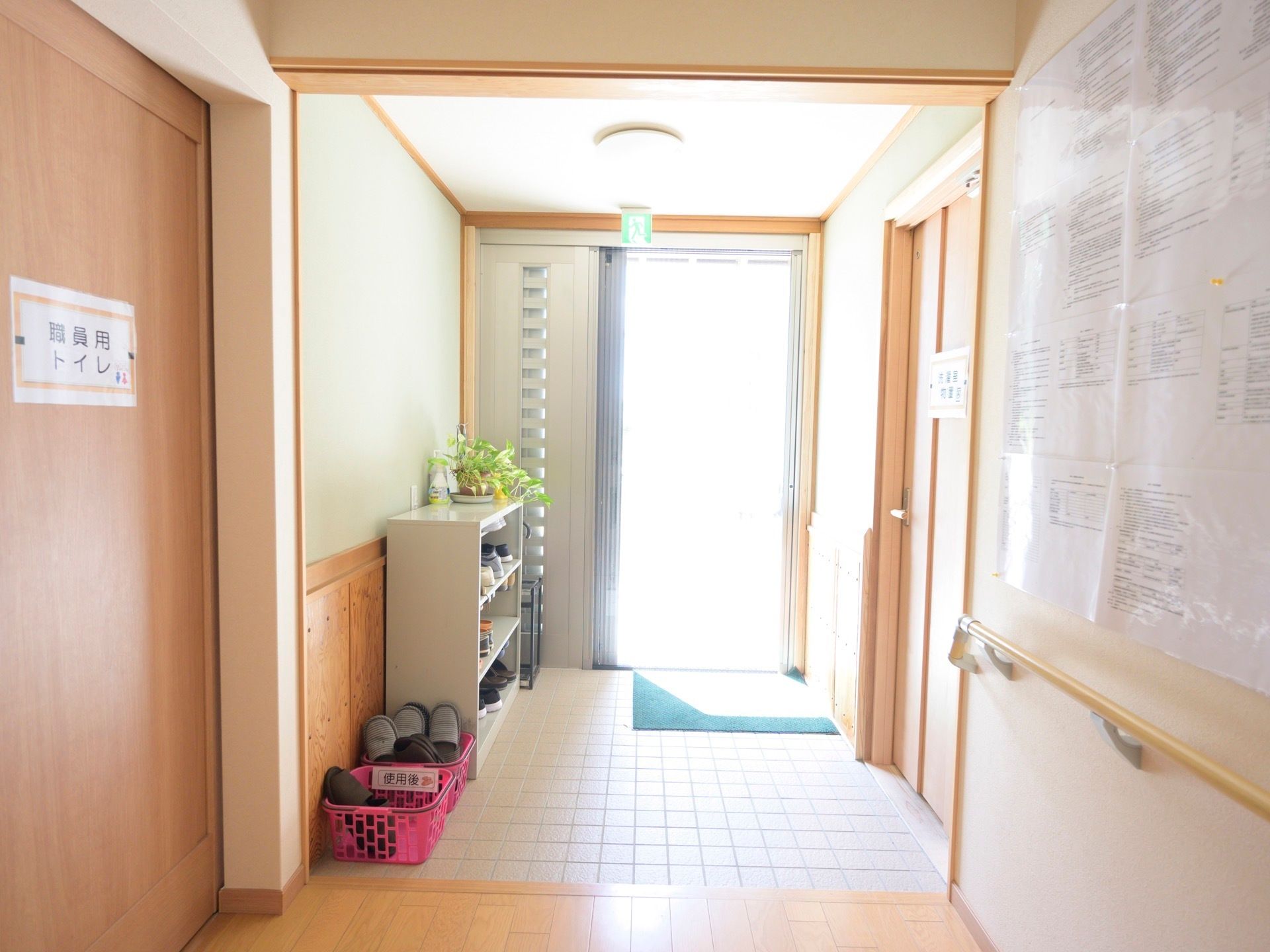 大きな引き戸の玄関がある。たたきと室内には段差がなく、スムーズに上がることができる。壁には手すりがある。