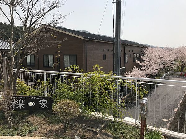 桜の花が咲き誇るグループホーム檪の家の周辺。一軒家風の建物の写真