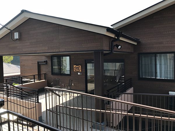 一軒家にスロープがつなげられているようなデザインの建物。一軒家風の建物の写真