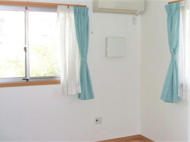エアコンが付いている小さな部屋の様子。窓から日差しが差し込んでいる