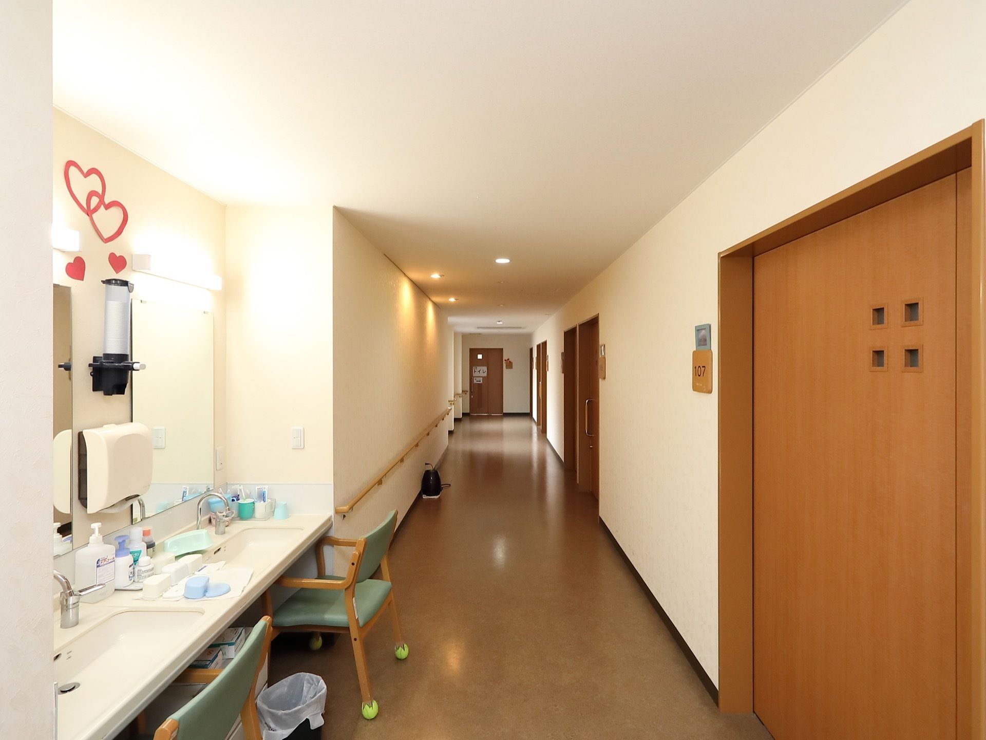 居室傍の廊下には、２ヶ所の洗面台スペースを設けている。正面のそれぞれの鏡の間には、ハンドペーパーを設置している。