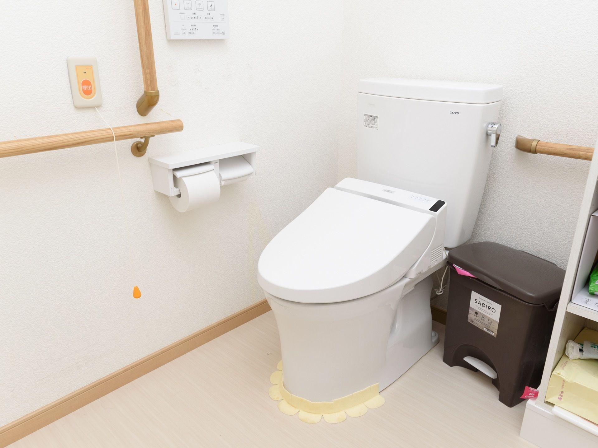 白で統一された明るく清潔感のあるトイレである。温水洗浄便座を採用しており、いつでも清潔かつ快適に使用できる。