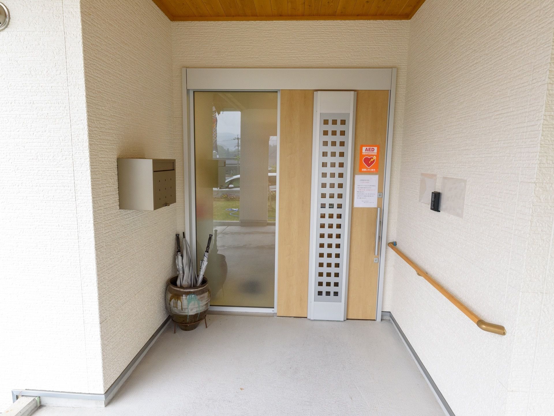 温もりのある木目調の入口は、柔らかい印象で安らぎを与えてくれる。また、スライド式のドアになっているので、車椅子での出入りがスムーズに行える。
