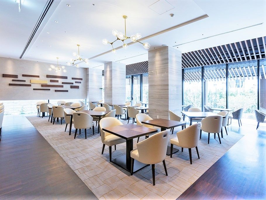 日当たりのいい食堂。右側の壁はガラス張りとなっていて、緑あふれる庭園が見える。