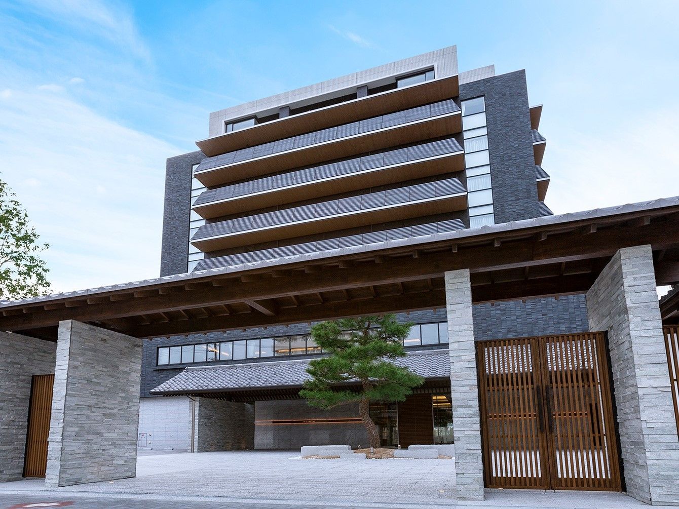 9階建ての重厚感のある建物。エントランスは和風で、右手には扉が付いている。