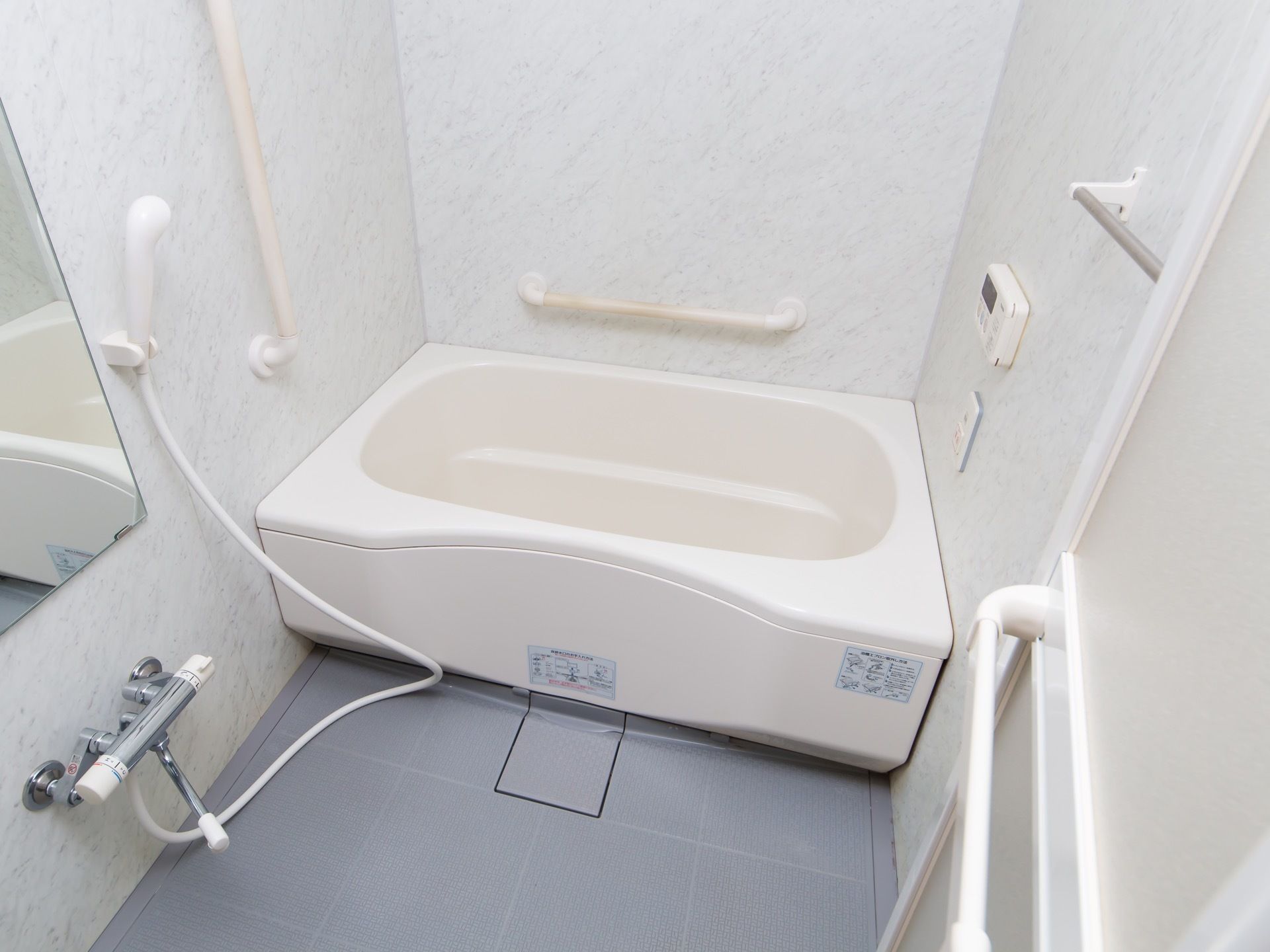 居室はバスルーム付きとなっている。室内は使いやすいよう設備がコンパクトにまとまっており、壁にはいくつかの手すりがある。