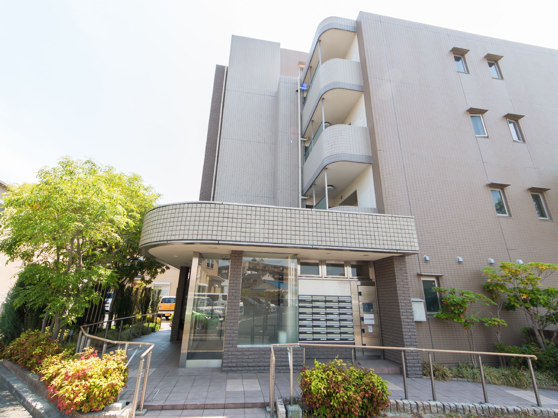 郵便受けが各部屋に用意されたマンションタイプの施設