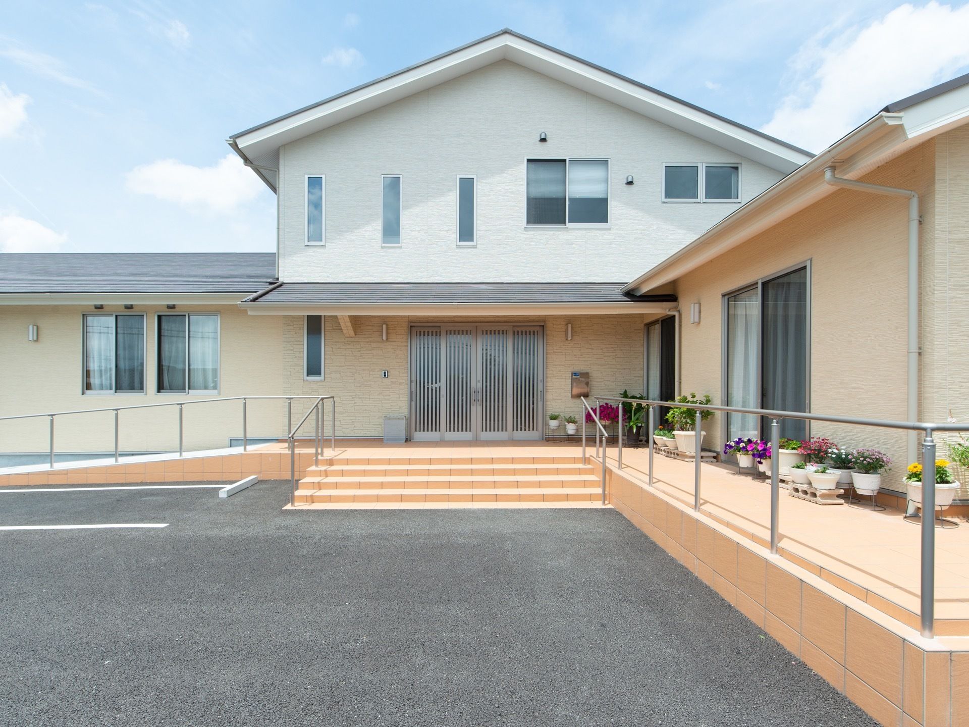一部２階建ての木造の建物である。玄関正面に階段があり、左側にスロープのついた通路が設けられている。通路には手すりが取りつけられている。