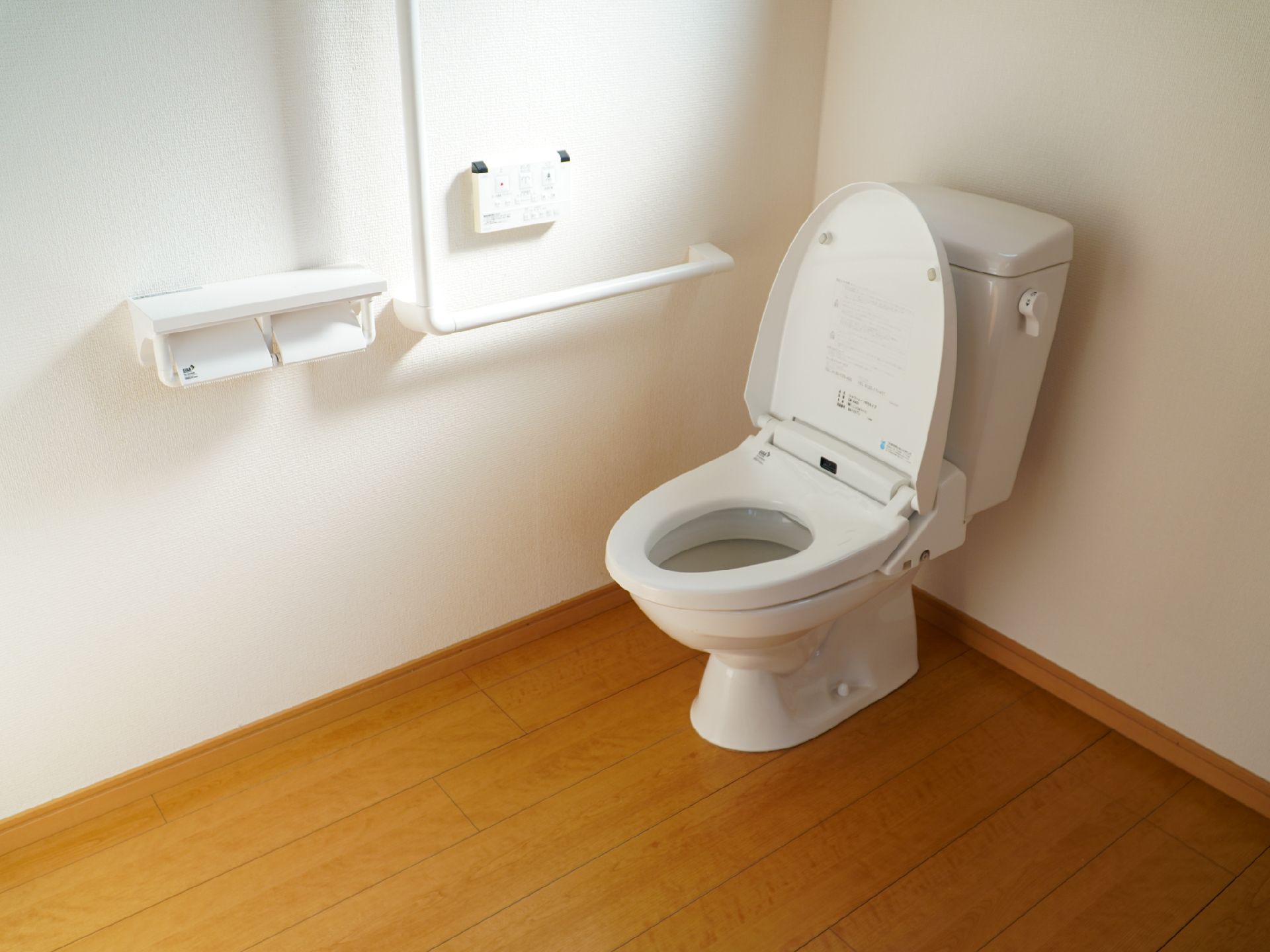 手すりが取り付けられているトイレ