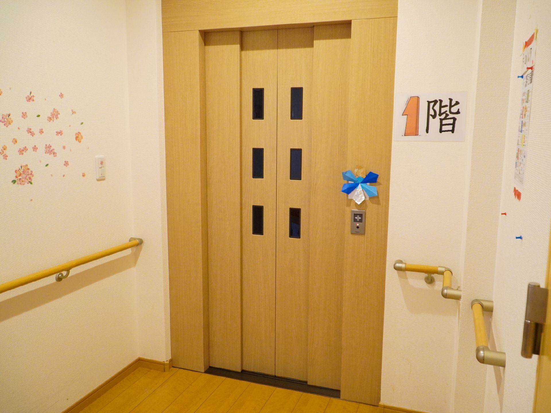 中にも手すりが取り付けられている、バリアフリー化されたエレベーター