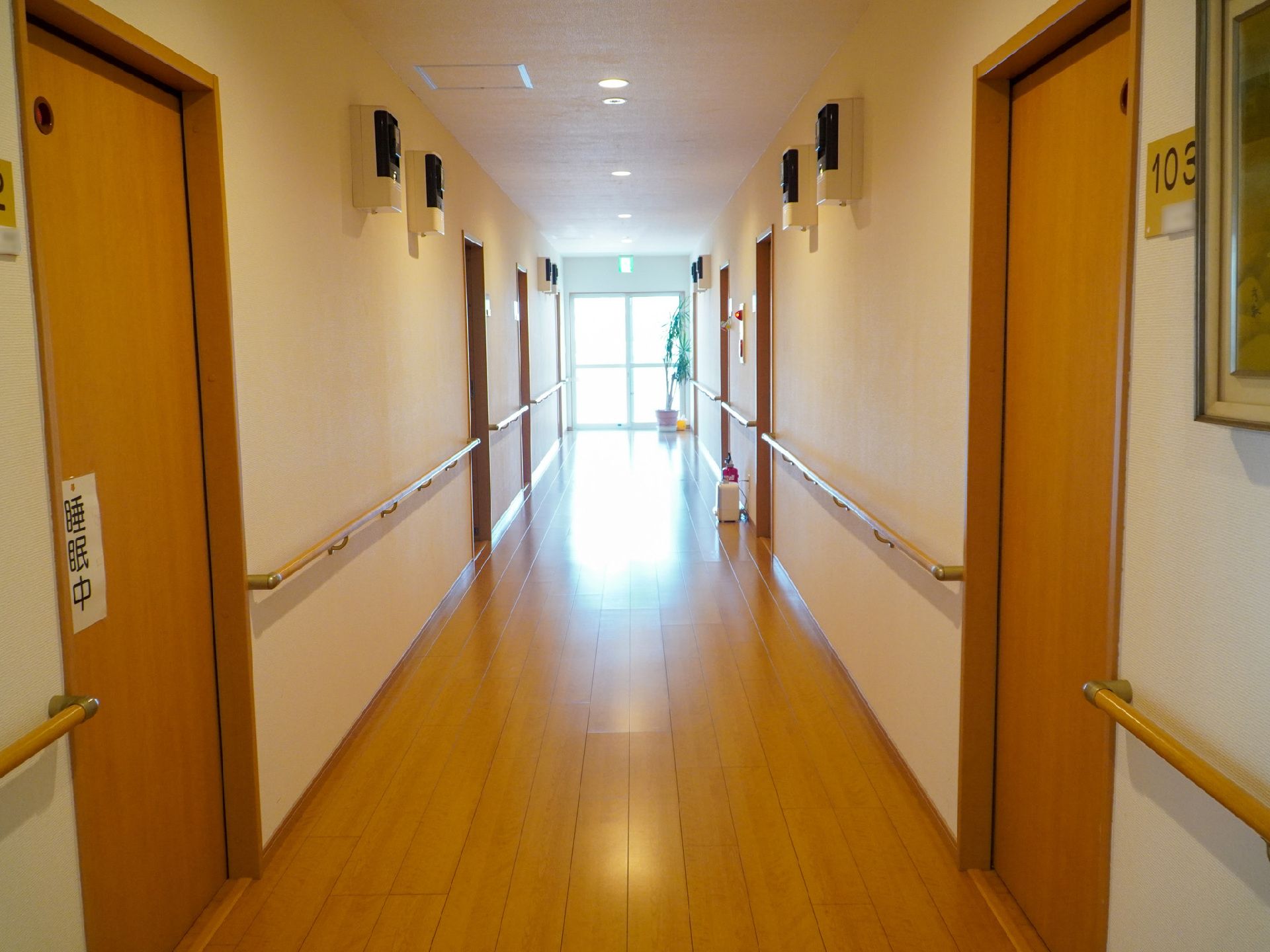 広いスペースであり、手すりが取りつけられた廊下