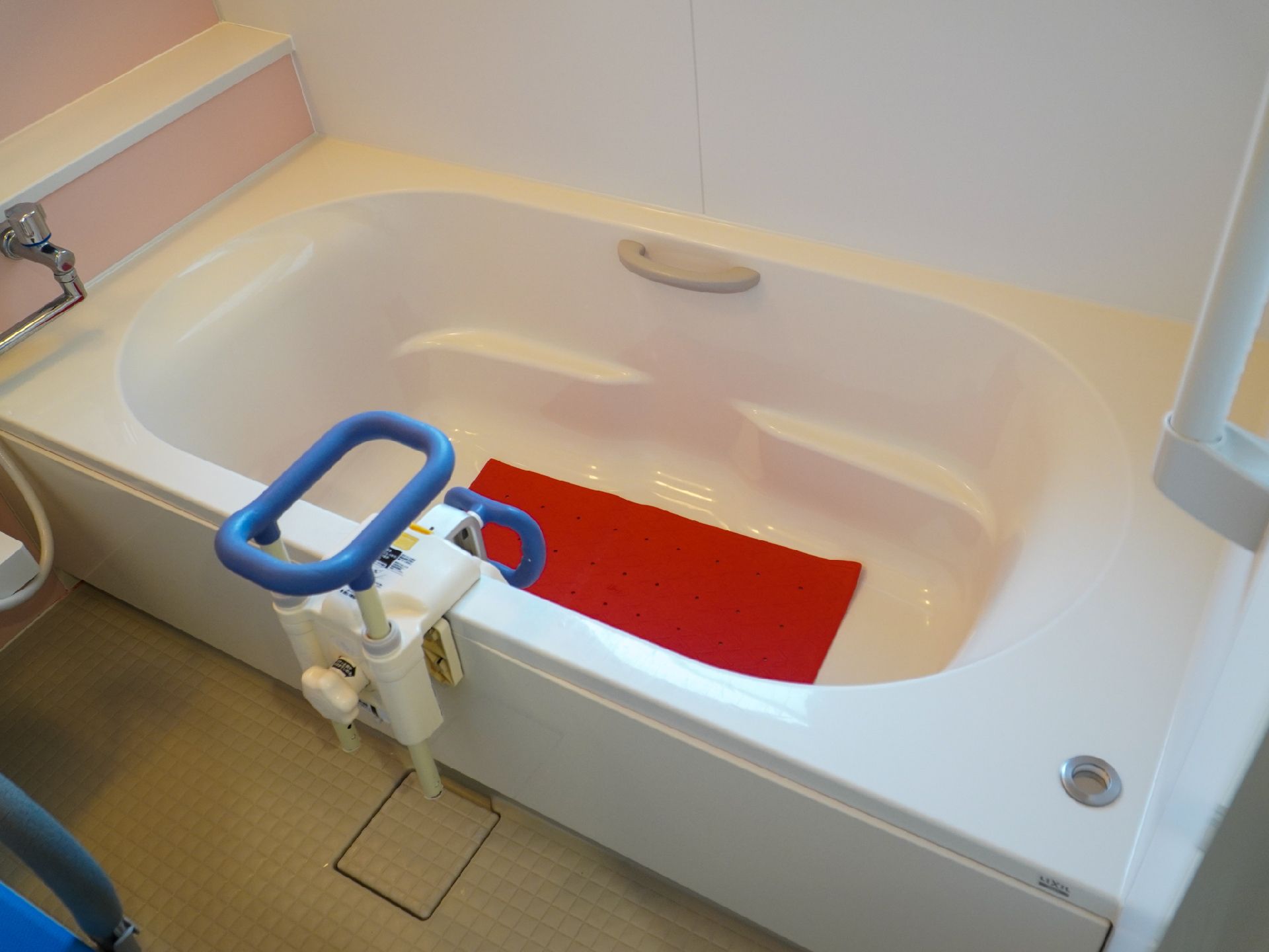 転倒防止となるタイルが一面に敷いてあり、転倒しにくい作りとなっている浴室