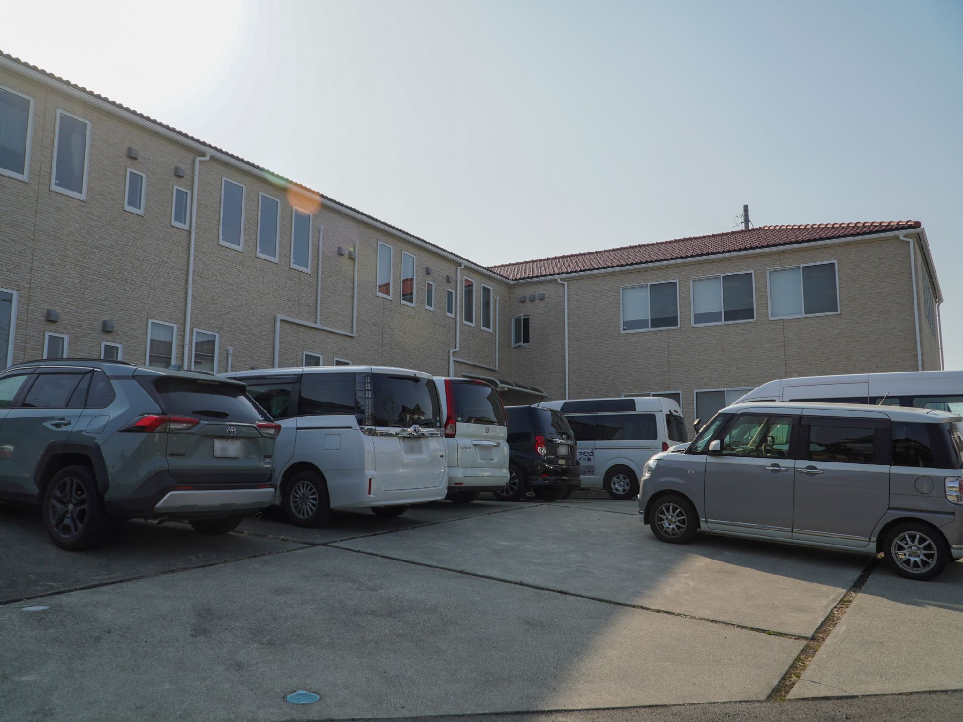 ２階建てで、落ち着いた色合いの施設の外観