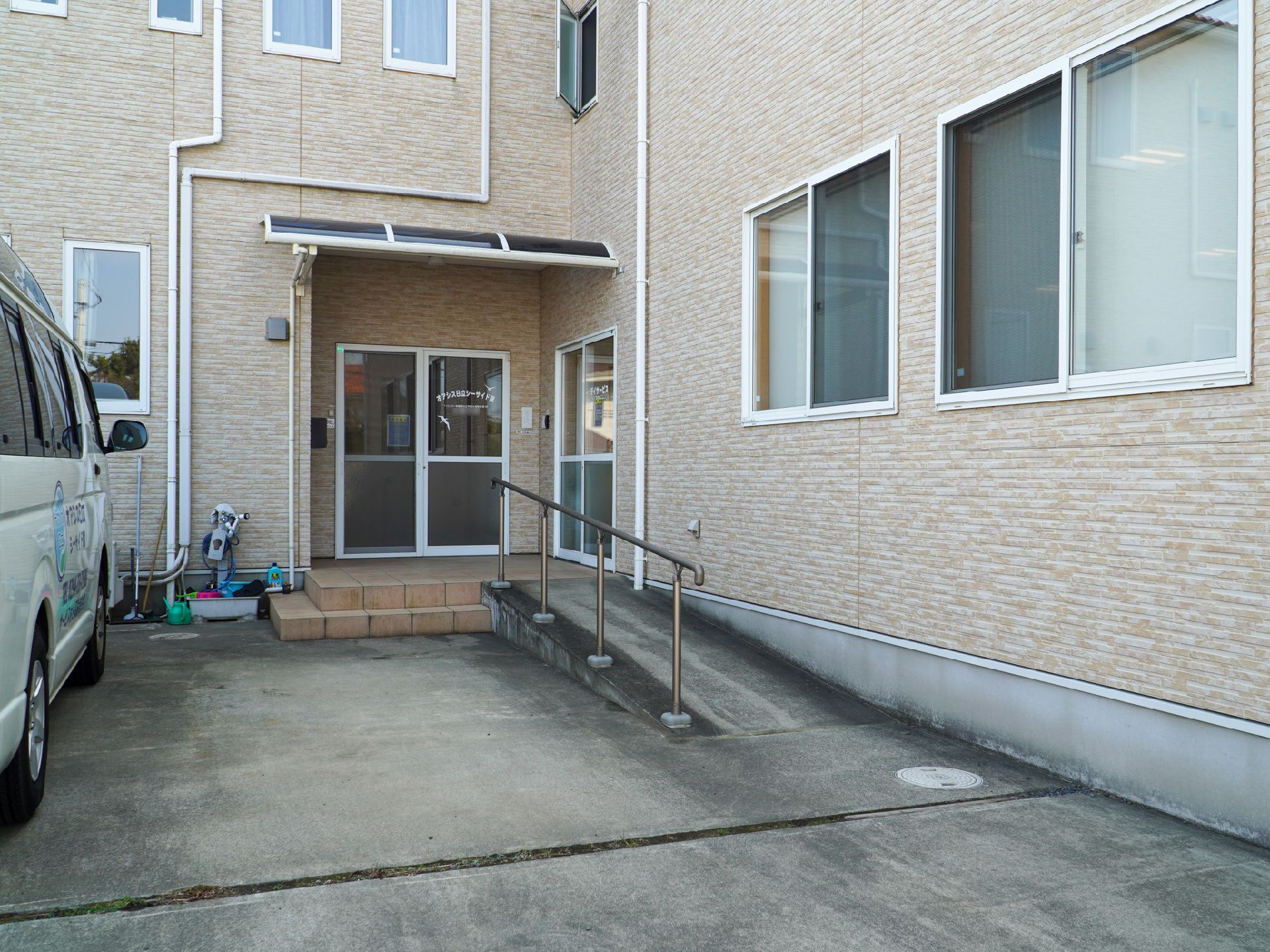 輪になってレクリエーションをする高齢女性と女性スタッフ