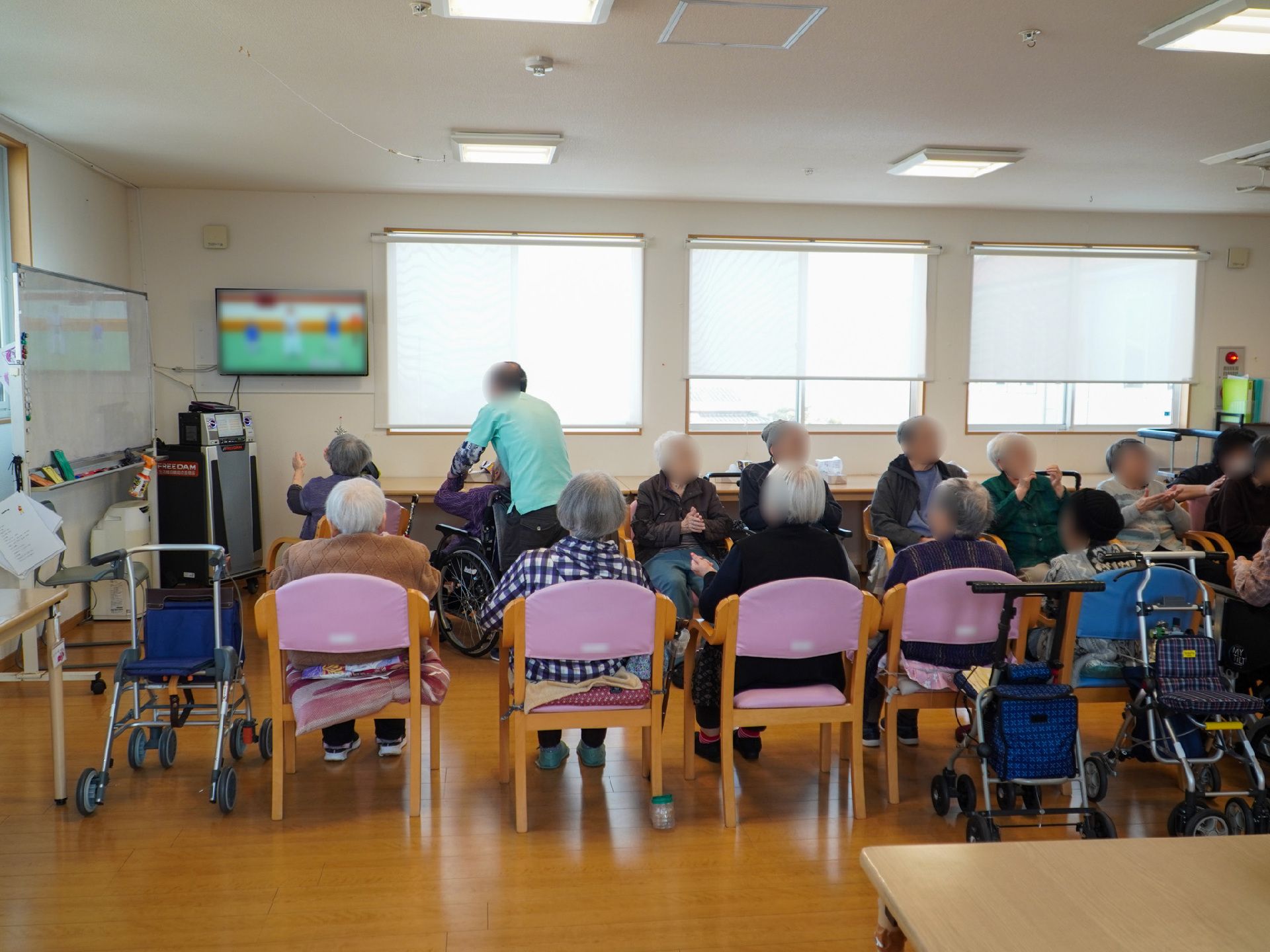 車椅子に乗った高齢女性と介助をする女性ヘルパー
