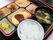 ごはんとみそ汁、その他のおかずがそろう豪華な食事メニューの写真