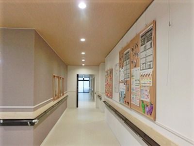 まっすぐに続いている施設内の廊下の様子。両側に手すりが付いている様子