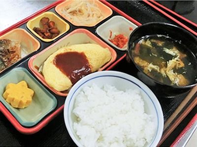 ごはんとみそ汁、その他のおかずがそろう豪華な食事メニューの写真