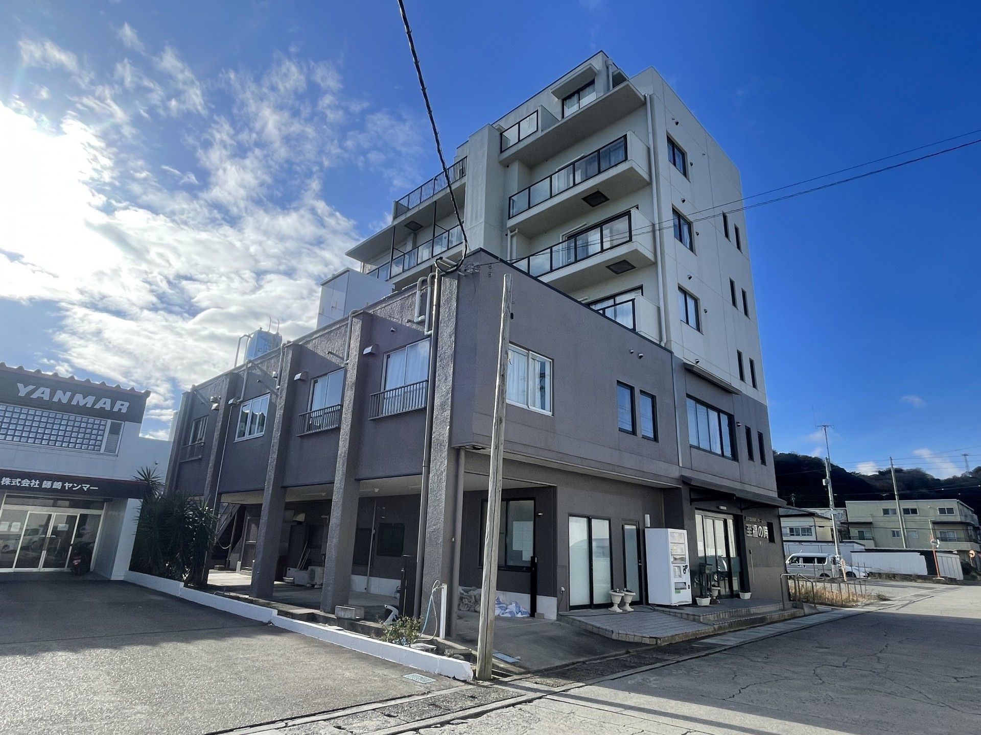 青空の下の建物外観