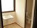 一人用の洗面台とトイレの様子。家庭と同じサイズ感の施設の設備