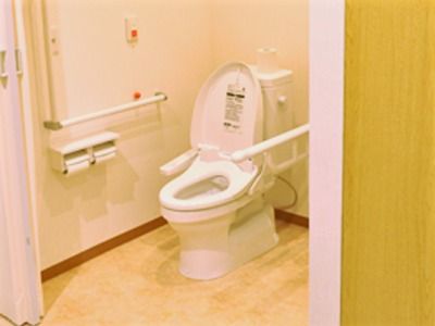 一人用のトイレの様子。家庭と同じサイズ感の施設の設備