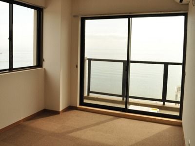 両側に窓がある開放感あふれる空間。小さ目ながら日当たりが良く気持ちよさそうな部屋。目の前の風景
