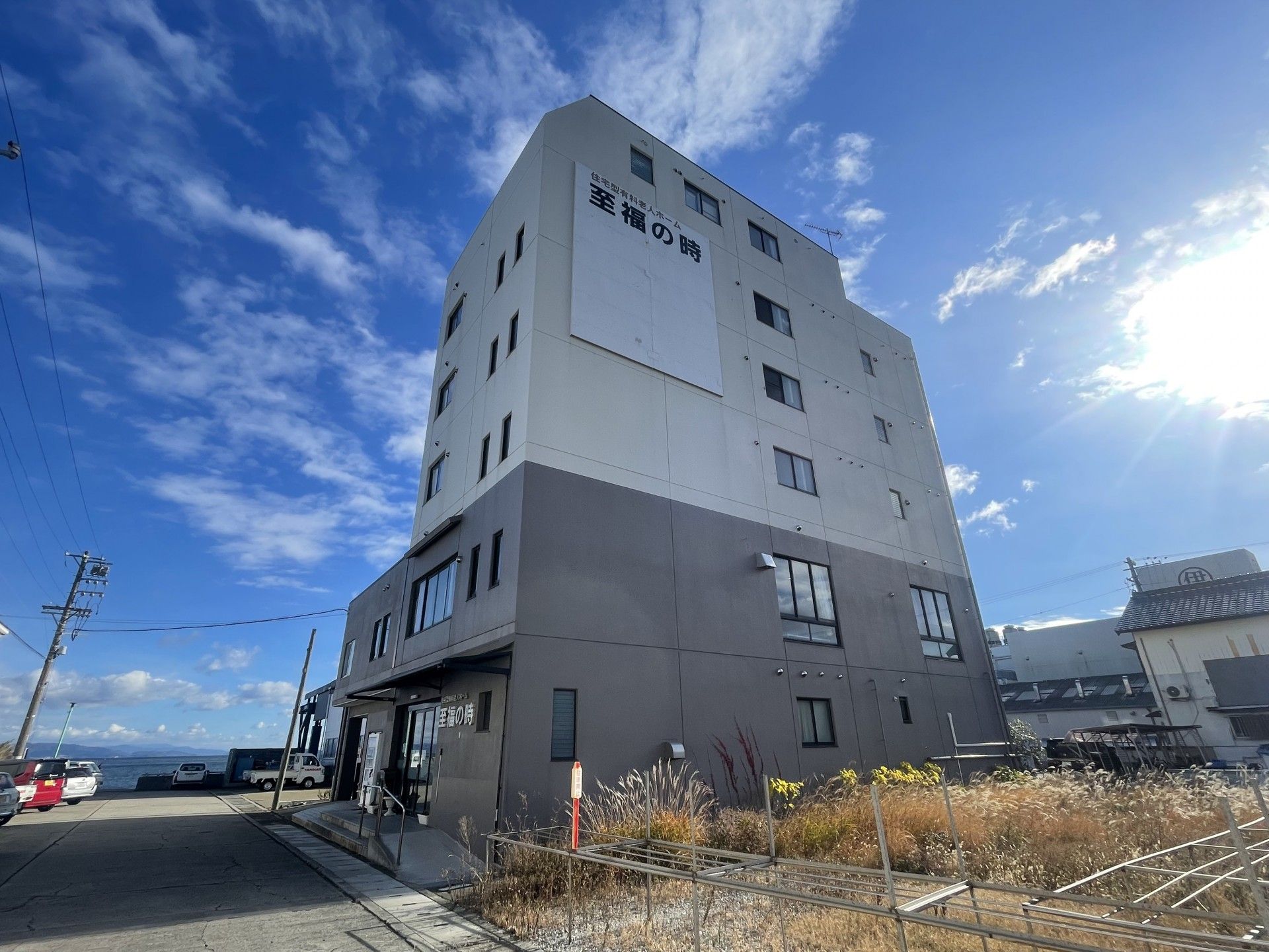 青空の下の建物外観