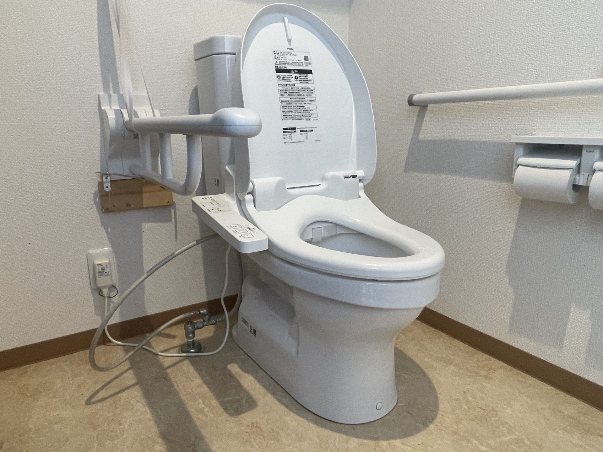 手すり付きのトイレ
