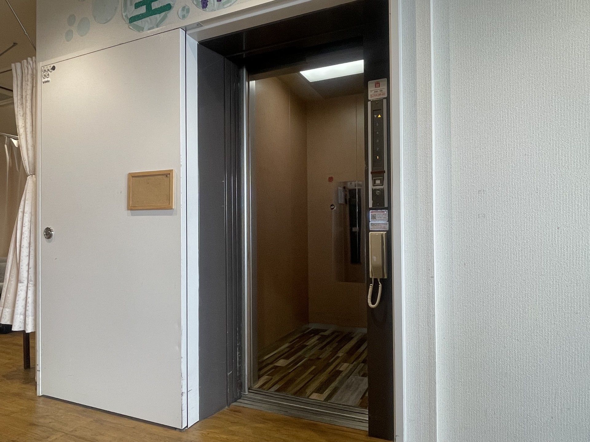 開いたエレベーターの扉