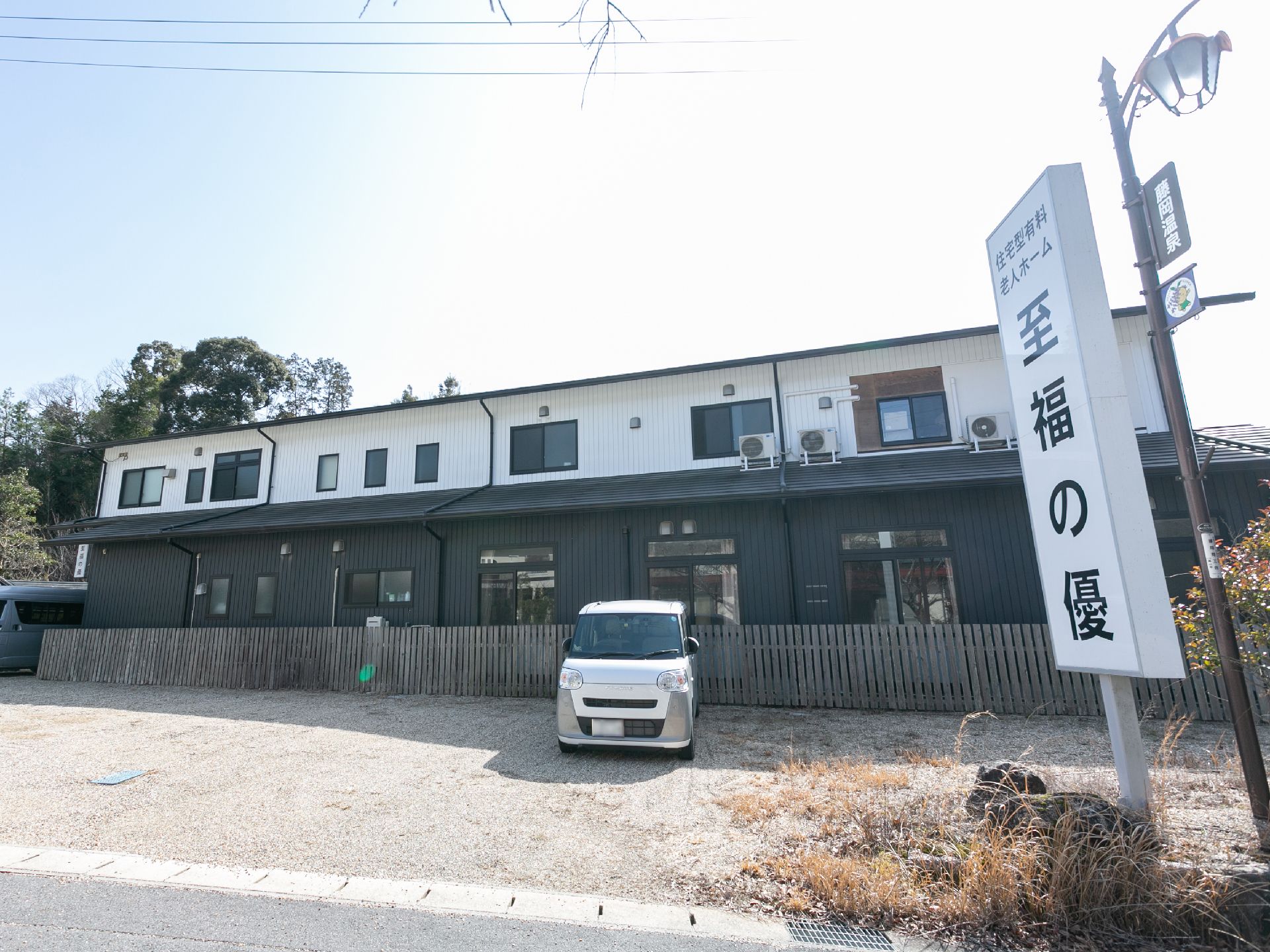 施設の出入り口から見た、施設全体の外観