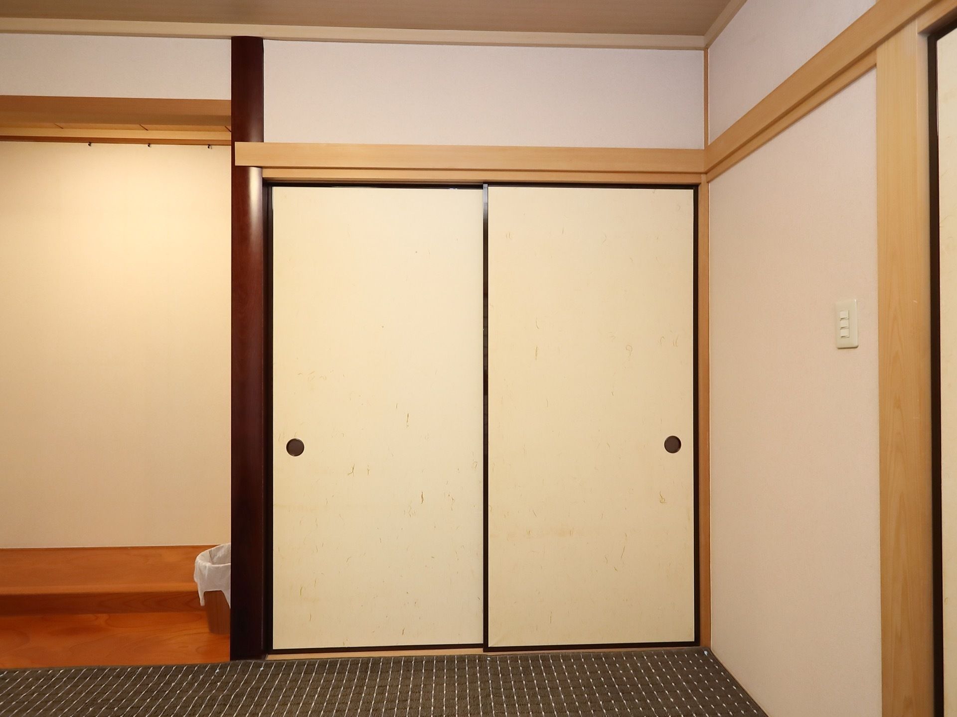 和風の居室がある。２枚のふすまを使用した押し入れがあり、その左横には床の間がある。床面にはじゅうたんが敷かれている。