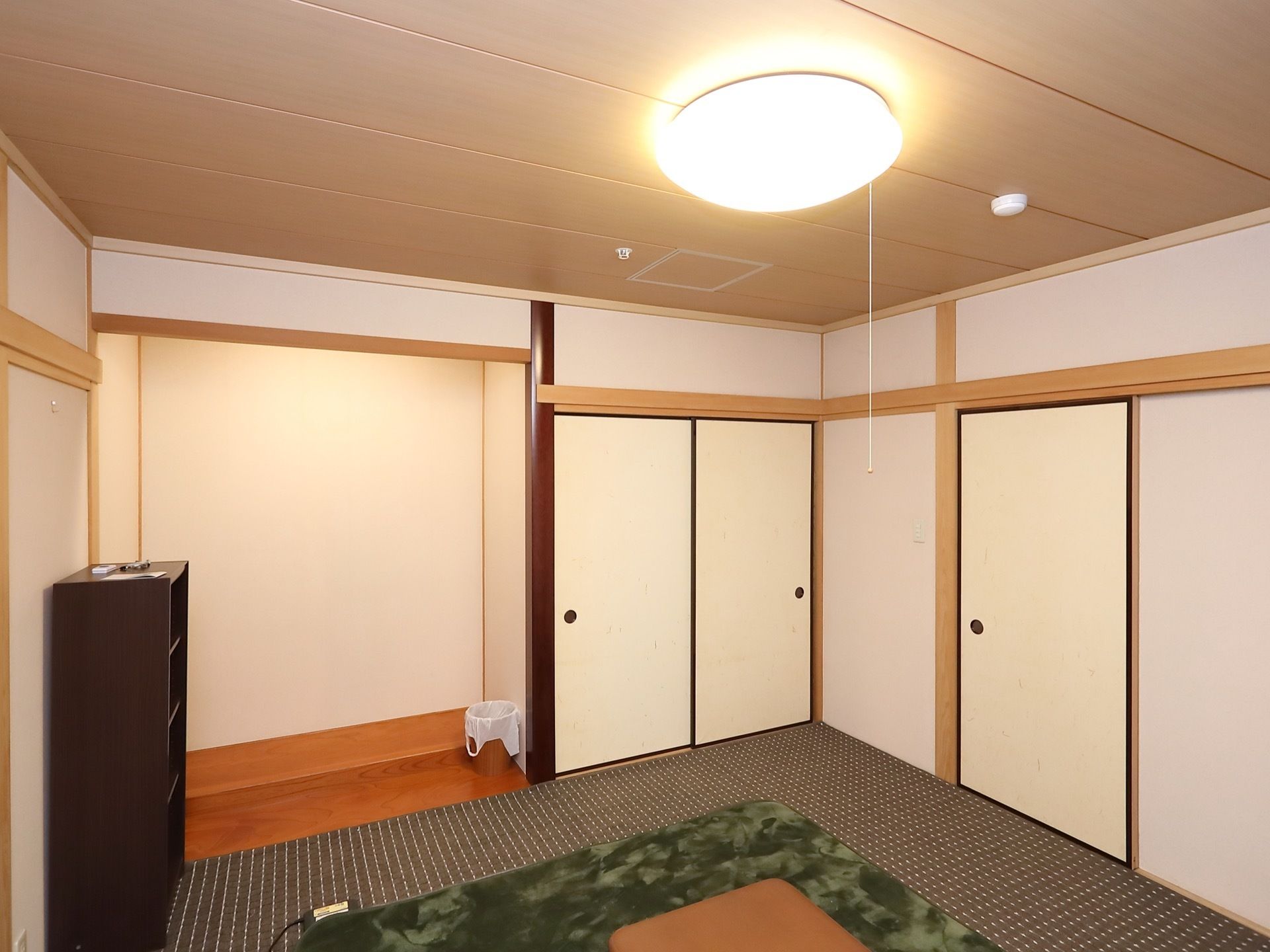 ふすまや床の間、天井の造りなど、和風を感じさせる居室になっている。天井には煙探知器とスプリンクラーが設置されている。
