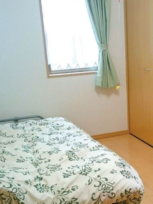 大きな窓があり明るい雰囲気。居室には、ベッドや収納もついている。