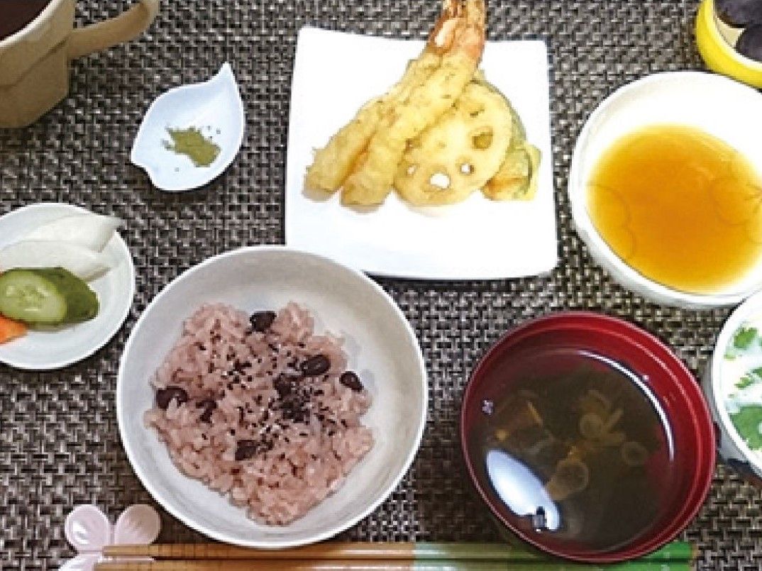 メインのてんぷらに赤飯、吸い物、あえ物などが並ぶお祝い全。
