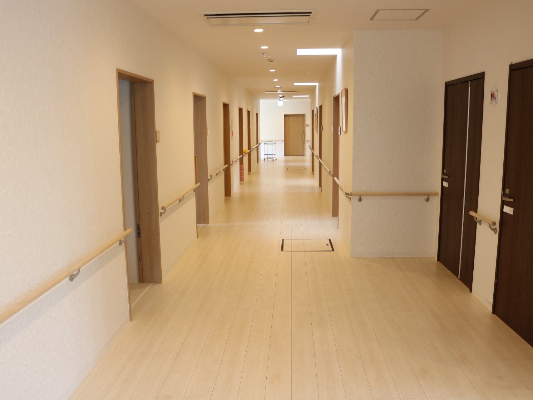 幅の広い廊下の両サイドに手すりが設置され、居室のドアはスライド式。床下収納もある。
