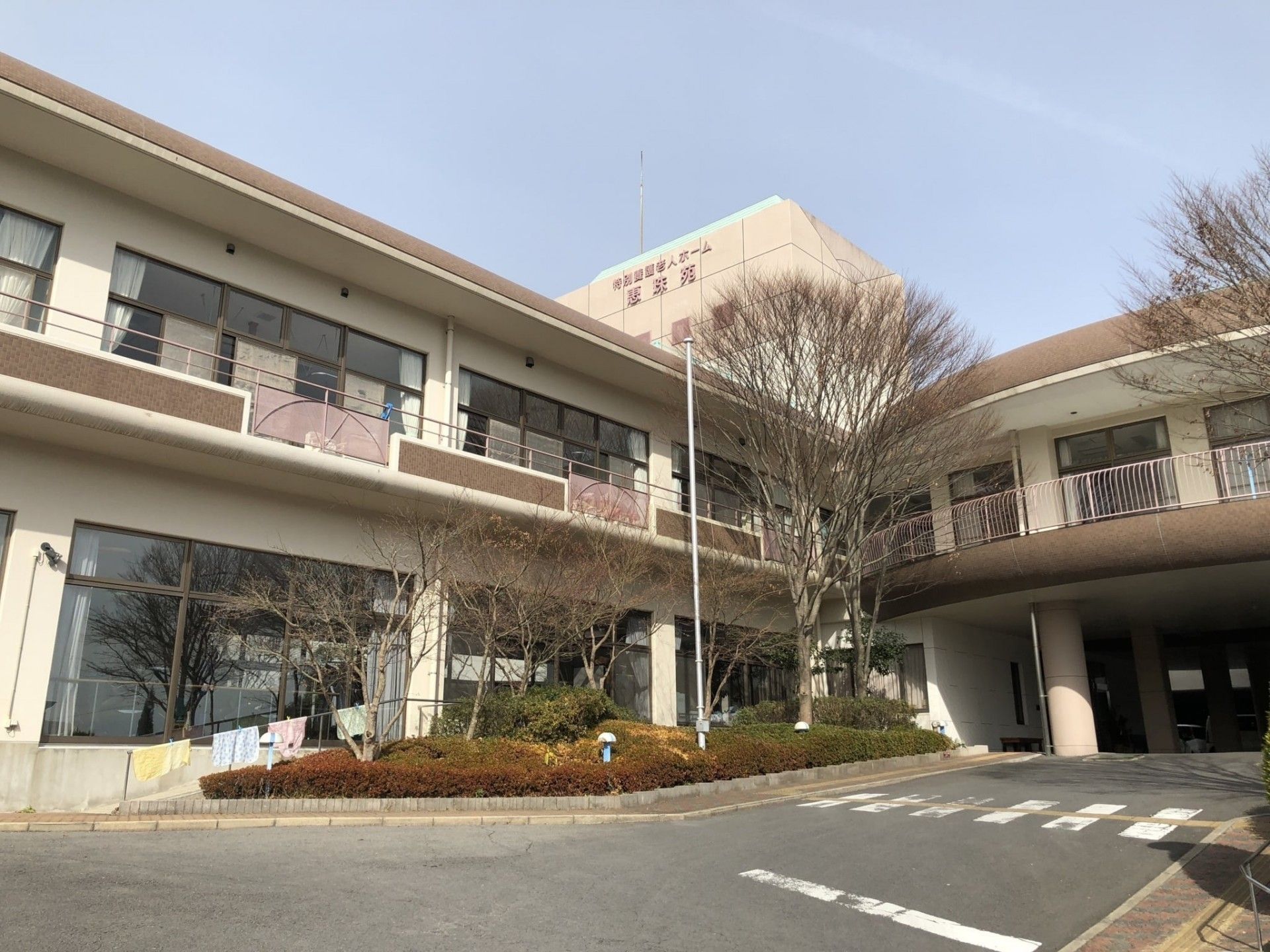 ゆったりとした外観の建物