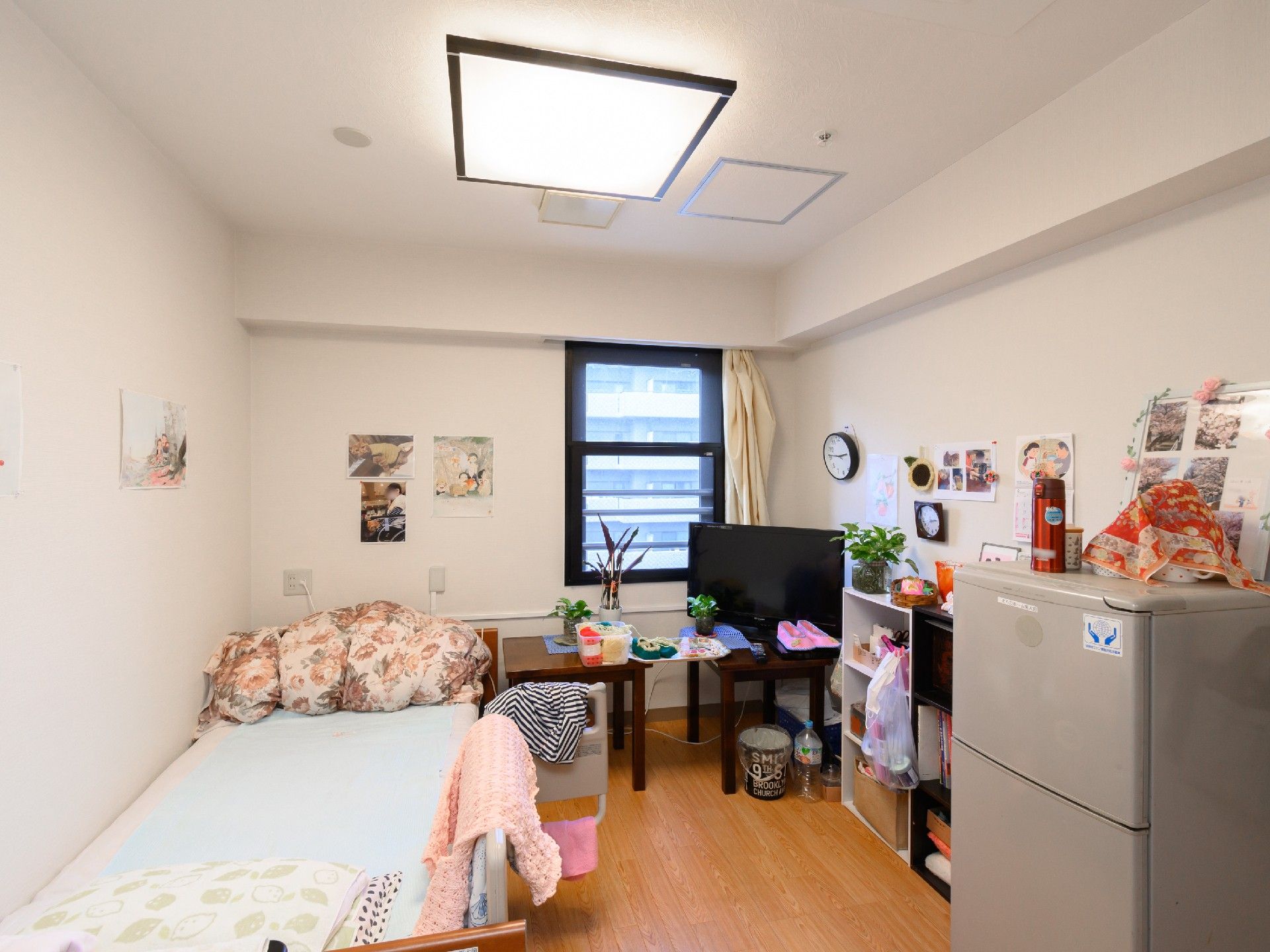 ベッドサイドには緊急通報装置が付いた個室の部屋にはベッド以外にも椅子や鏡があり、窓も付いている。