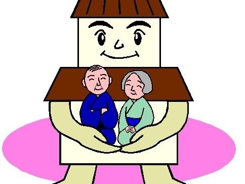 茶色い屋根が付いた2階建ての建物が笑顔で着物を着た高齢の男女を抱えている。