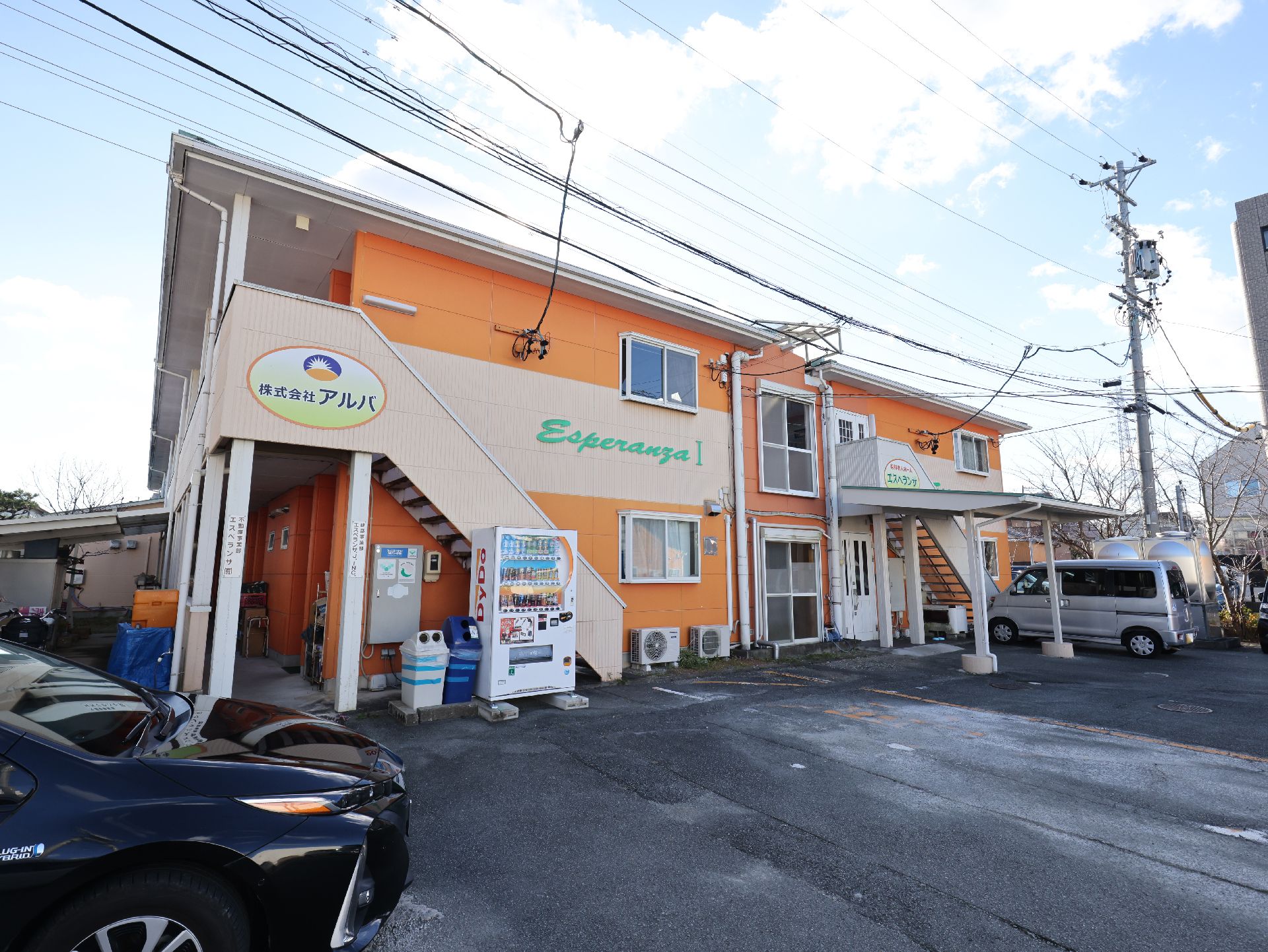 自動販売機が設置された施設の入口