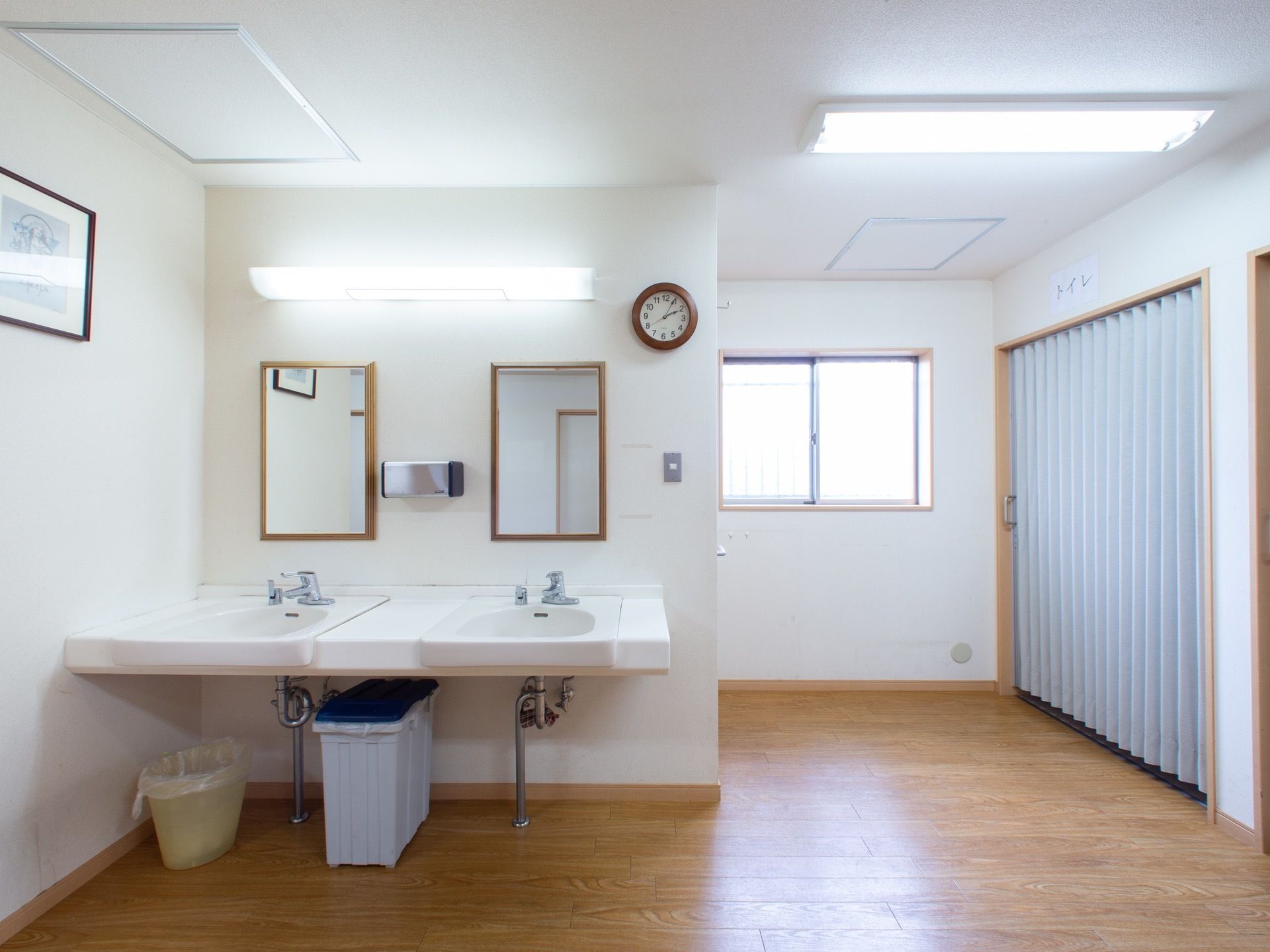 トイレとは独立して洗面台が設けられている。洗面台は２つあり、双方に鏡が設置されている。シンク下は空間になっている。