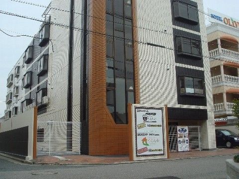 茶色と白に色分けされた壁・奥には出窓が見える