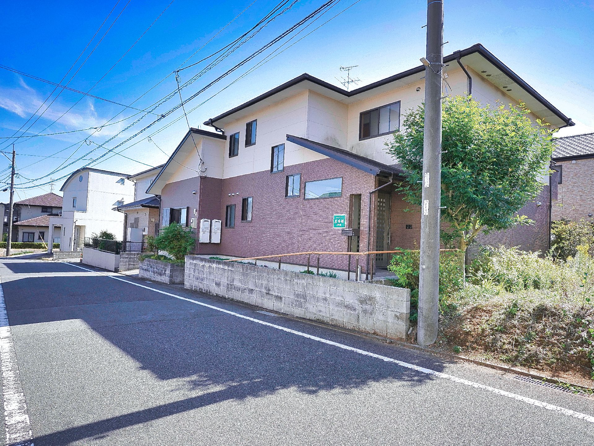 道路から見た、介護施設全体の外観