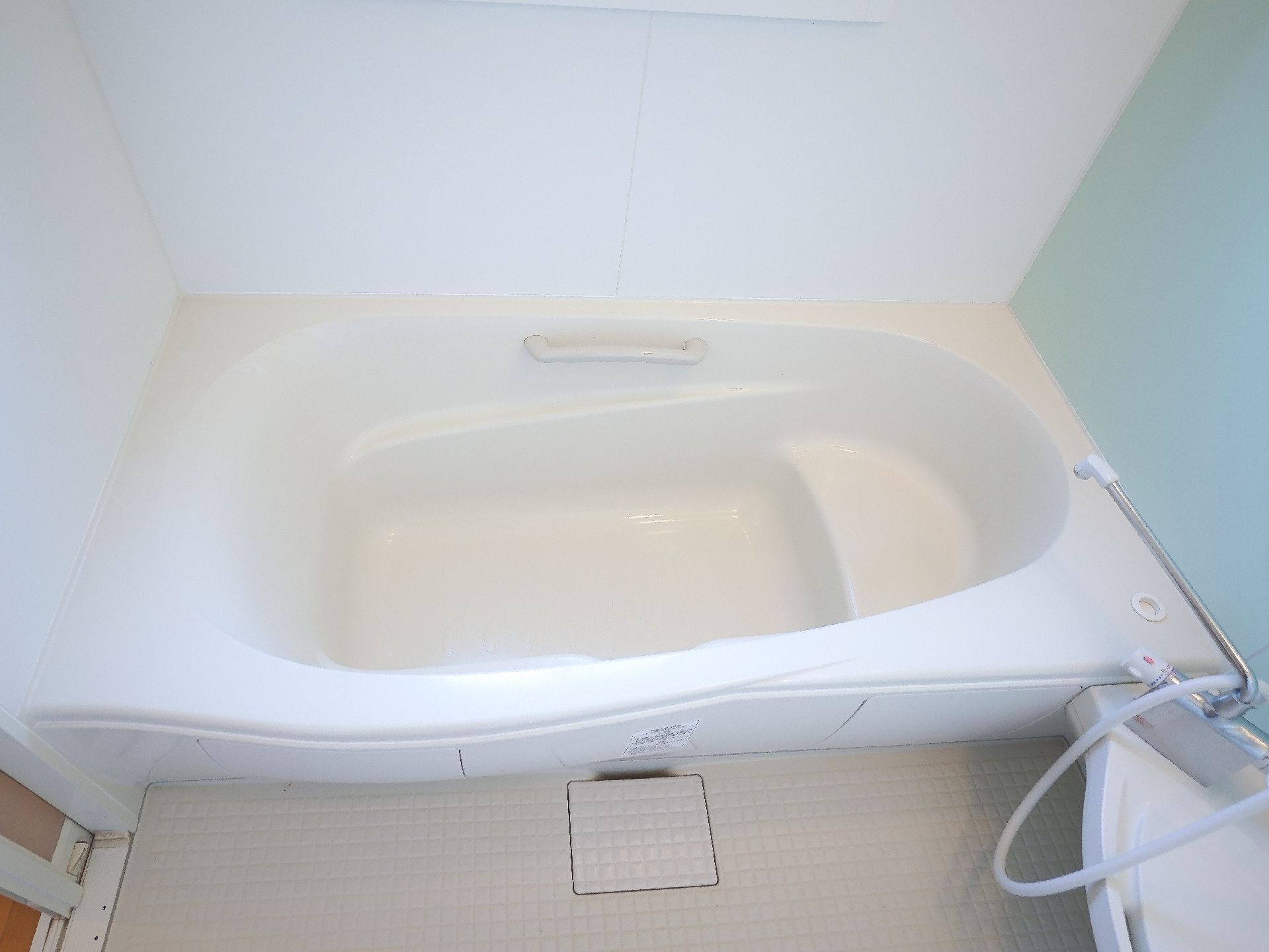 転倒を防ぐための手すりが取り付けられている浴室
