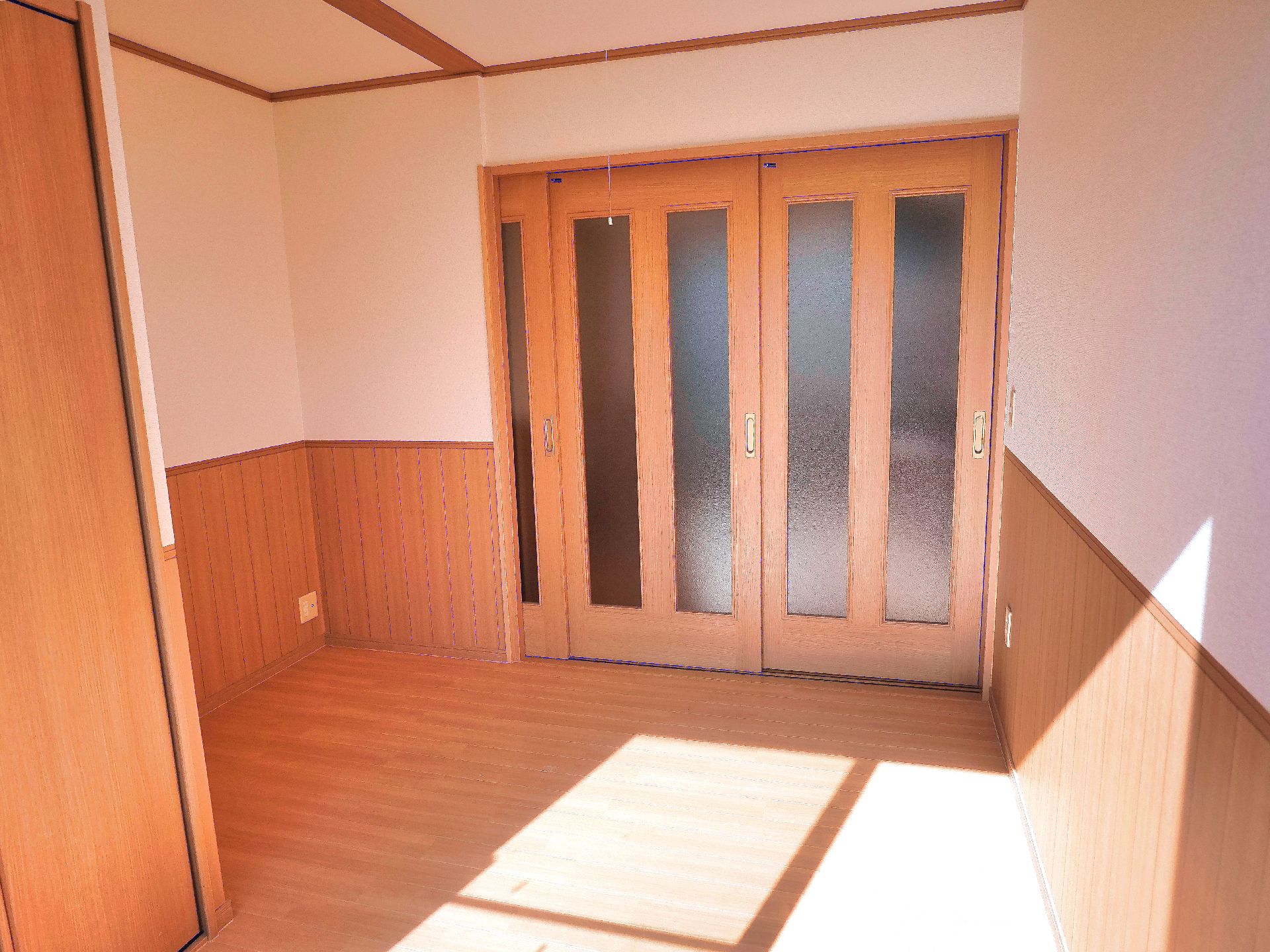 日差しが差し込み、広々と快適に過ごすことができる居室