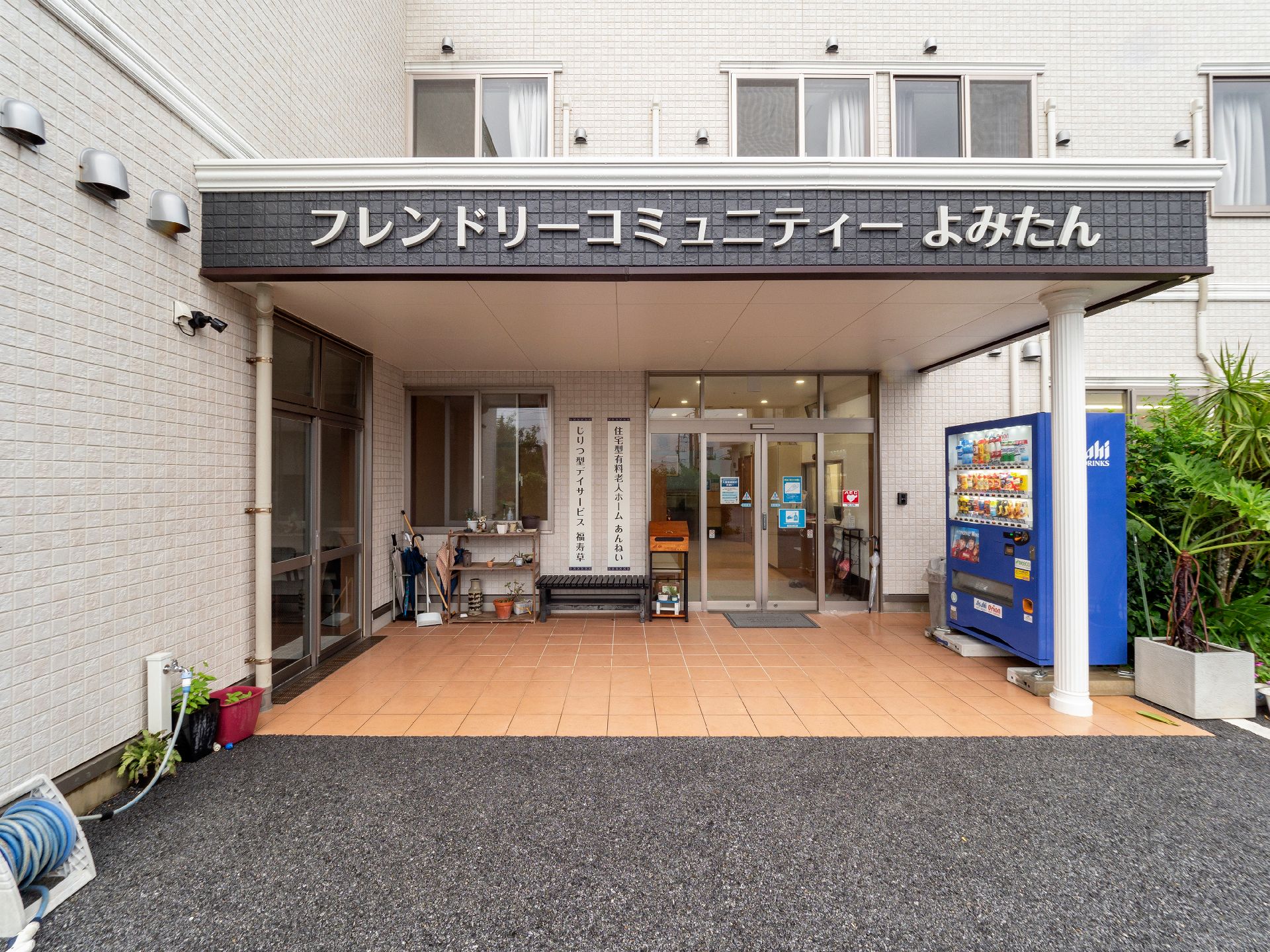 白を基調とした外観