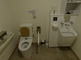 介護施設の清潔なトイレの一室