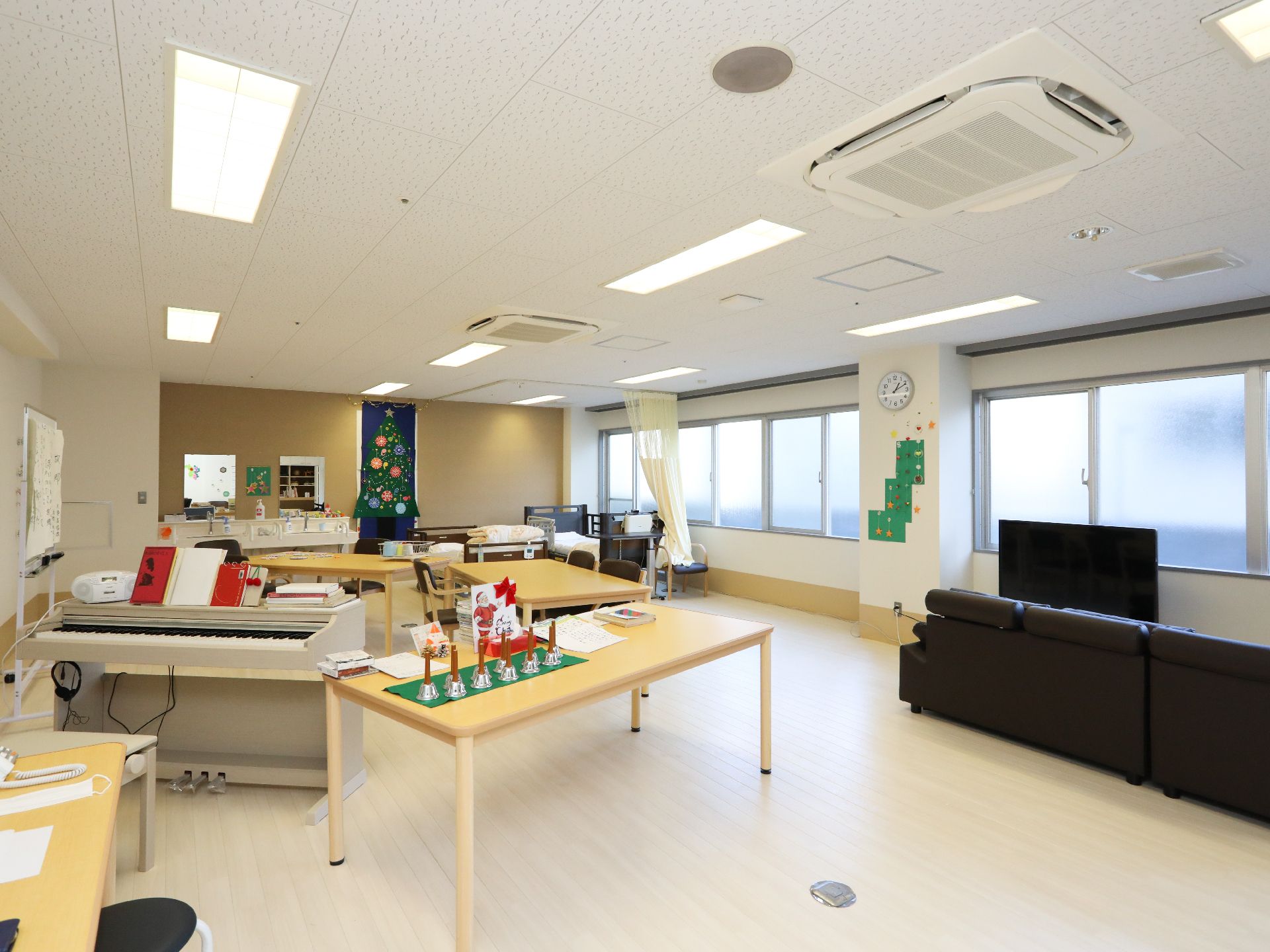 壁にレイアウトがされ、季節イベントの開催時間前で準備が終えている共有スペース